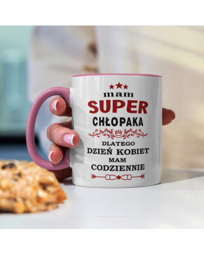 Kubek prezent na dzień kobiet dla dziewczyny "Mam super chłopaka dlatego dzień kobiet mam codziennie"